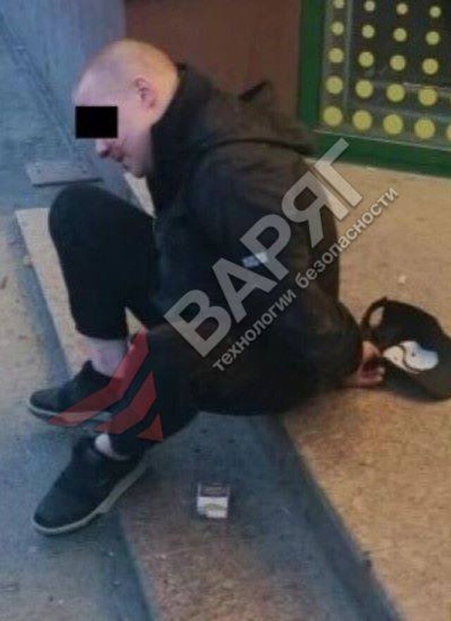 Ранним утром 7 мая на Краснопольском проспекте в пивном магазине нетрезвый гражданин напал на посетителя. От ударов пострадавший молодой человек при падении разбил головой стекло входной группы. Прибывшие на вызов бойцы ГБР заковали агрессивного хулигана в наручники, он был передан для разбирательства наряду полиции. - Новости Челябинска, 07.05.2026