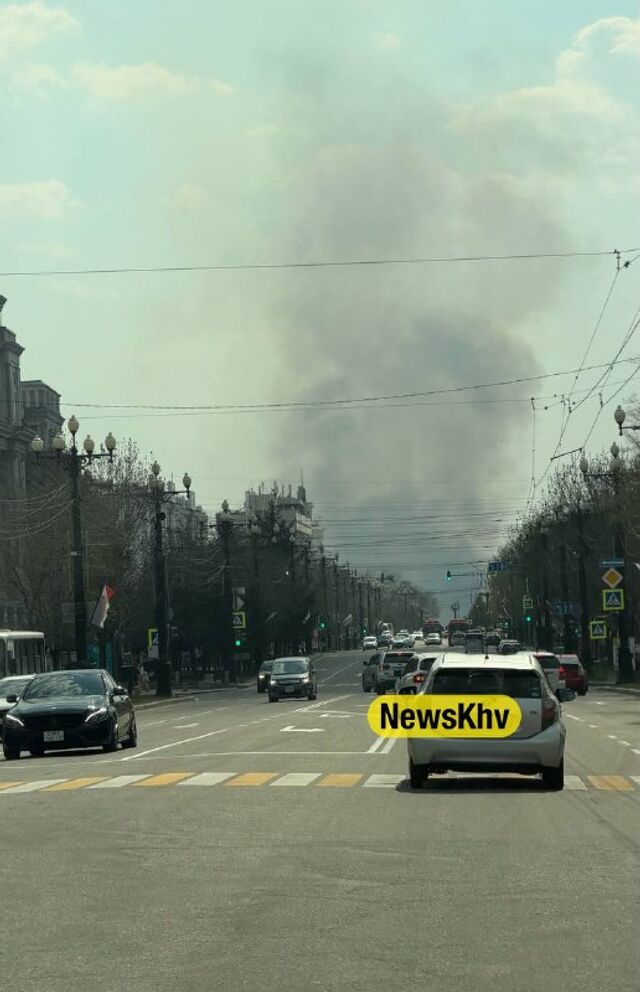 Дым от пожаров на левом берегу. С центральной улицы Хабаровска смотрится очень масштабно. - NewsKhv, 10.05.2026