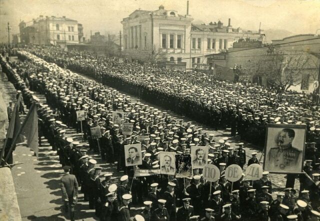 9 мая 1945 года весть о капитуляции Германии дошла до Владивостока с опозданием, но город взорвался ликованием. «ФедералПресс» совместно с Музеем им. Арсеньева представляет снимки, которые не публиковались с момента окончания войны. - Telegram Владивостока, 10.05.2026