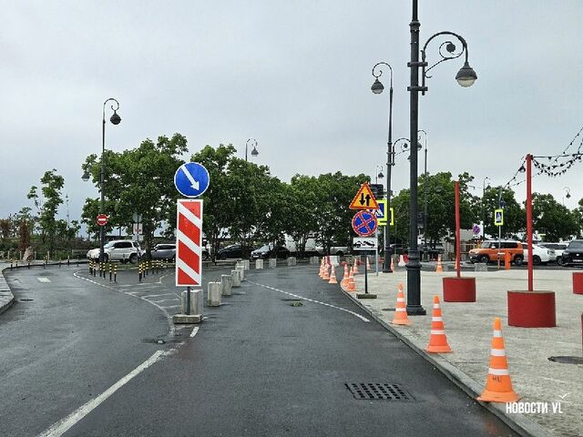 Парковку вдоль тротуара у спорткомплекса «Олимпиец» перекрыли в связи с благоустройством набережной - Newsvlru, 04.06.2026