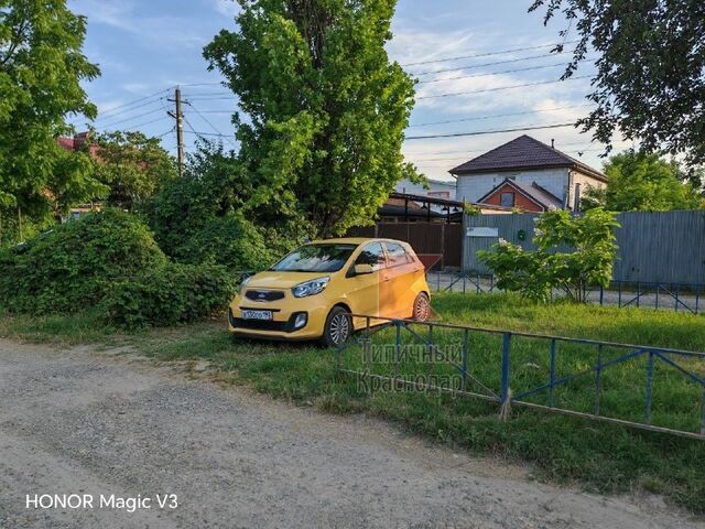 Ловким движением рук детская площадка превращается в удобную парковку возле дома, достаточно только демонтировать мешающий заборчик Ловким движением рук детская площадка превращается в удобную парковку возле дома, достаточно только демонтировать мешающий заборчик - Типичный Краснодар, 20.06.2026