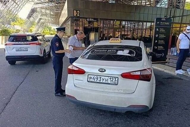 В Сочи усилили борьбу с нелегальными таксистами на вокзалах и в аэропорту в курортный сезон В Сочи усилили борьбу с нелегальными таксистами на вокзалах и в аэропорту в курортный сезон - ЧП Сочи, 20.06.2026
