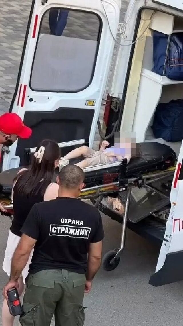 Двухлетняя девочка упала с высоты 2,5 метров во время прогулки с мамой в Краснодаре Двухлетняя девочка упала с высоты 2,5 метров во время прогулки с мамой в Краснодаре - Типичный Краснодар, 20.06.2026