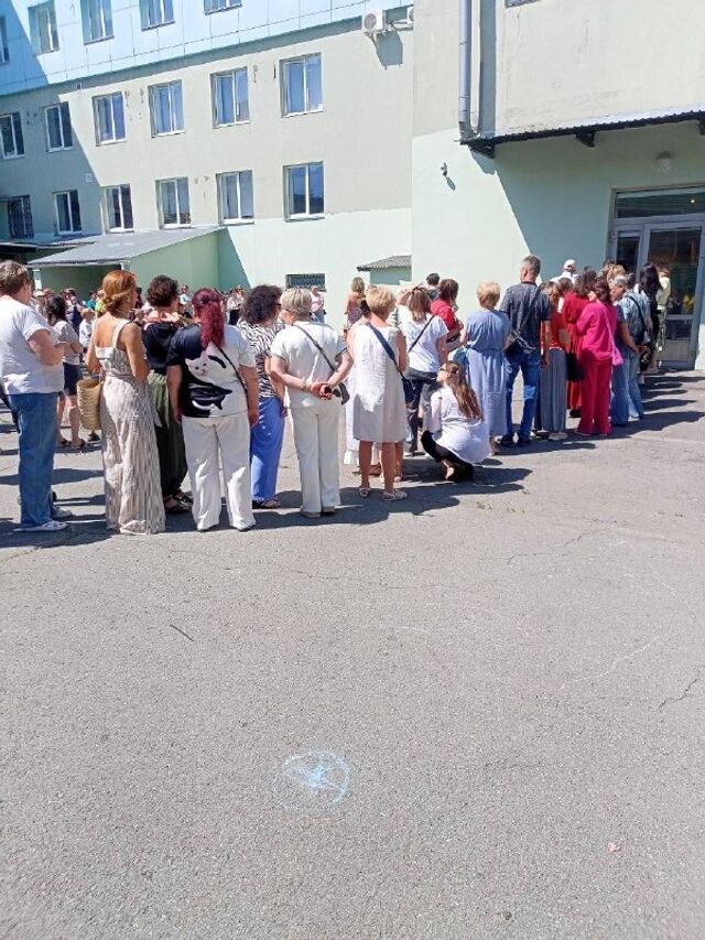 В Детской художественной школе искусств имени Аристова прошла выставка пионов, где собрали 300 видов разных сортов. В том числе был представлен пион, корень которого стоит 140 тысяч рублей. Посмотреть на цветы пришло много желающих, на входе скопилась очередь. - 74.RU| Новости Челябинска, 21.06.2026