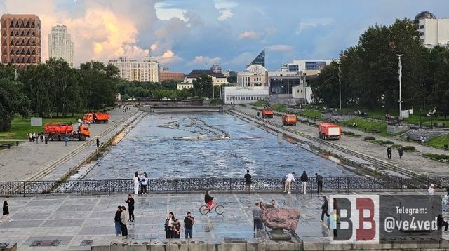 Подаренный «Сбером» фонтан в центре Екатеринбурга уже 9 дней удерживают пять грузовиков - Вечерние ведомости, 11.07.2026