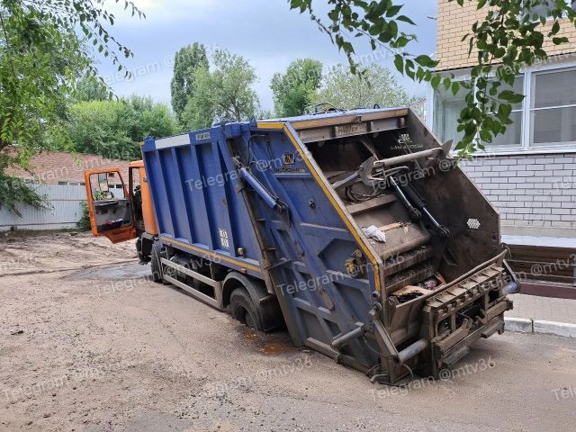 В Северном микрорайоне мусоровоз провалился под асфальт. - Новости Воронежа | РИА «Воронеж», 29.07.2026