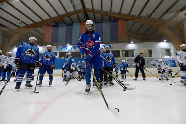 Именитый хоккеист из Владивостока провёл тренировку для юных спортсменов - Пресс-поток - Приморье24 Информационное агентство, последние новости Владивостока и Приморского края, 18.05.2024