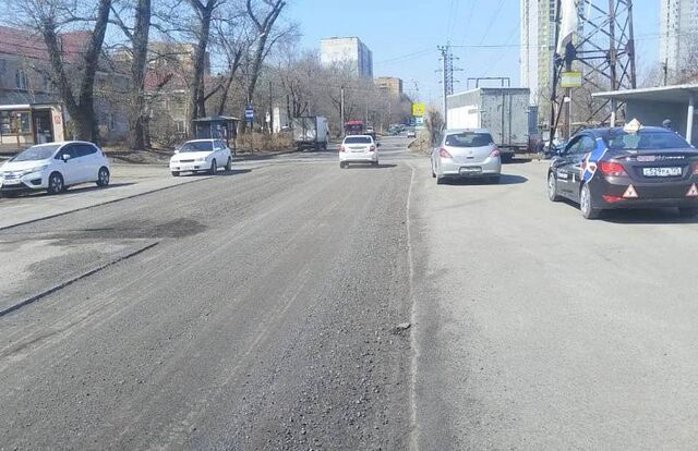 Ямы заделывают на улице Находкинской во Владивостоке - Пресс-поток - Приморье24 Информационное агентство, последние новости Владивостока и Приморского края, 21.04.2025