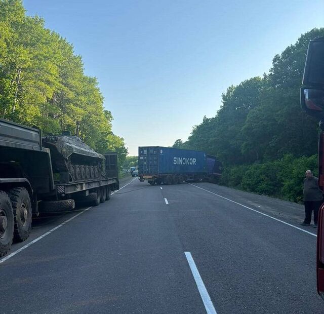 Большегруз слетел в кювет и перекрыл дорогу в Спасском округе Приморья - Пресс-поток - Приморье24 Информационное агентство, последние новости Владивостока и Приморского края, 16.05.2025