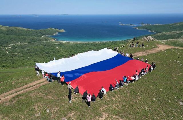 Молодежь из 18 стран развернула огромный российский флаг в Приморье - Пресс-поток - Приморье24 Информационное агентство, последние новости Владивостока и Приморского края, 12.06.2025
