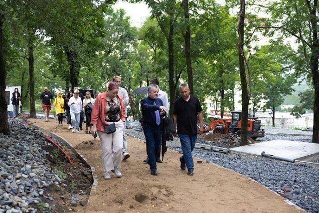Благоустройство сквера проверили на улице Борисенко во Владивостоке - Пресс-поток - Приморье24 Информационное агентство, последние новости Владивостока и Приморского края, 15.07.2025
