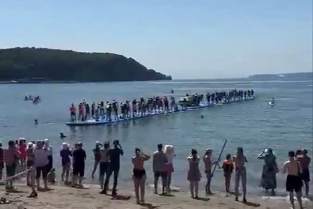 Во Владивостоке на воду спустили огромный сап с десятками людей - Пресс-поток - Приморье24 Информационное агентство, последние новости Владивостока и Приморского края, 02.08.2025