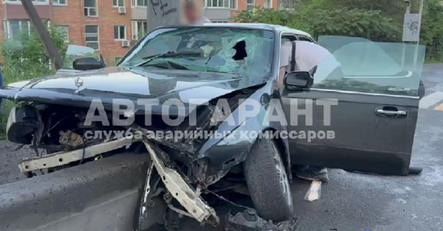 Nissan laurel протаранила бордюр в Приморье - Пресс-поток - Приморье24 Информационное агентство, последние новости Владивостока и Приморского края, 02.08.2025
