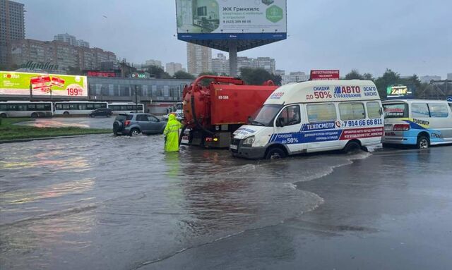 Во Владивостоке устраняют последствия непогоды - Пресс-поток - Приморье24 Информационное агентство, последние новости Владивостока и Приморского края, 01.09.2025