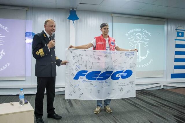 Флаг FESCO совершил путешествие из Антарктиды на Северный полюс и вернулся во Владивосток - Пресс-поток - Приморье24 Информационное агентство, последние новости Владивостока и Приморского края, 16.09.2025