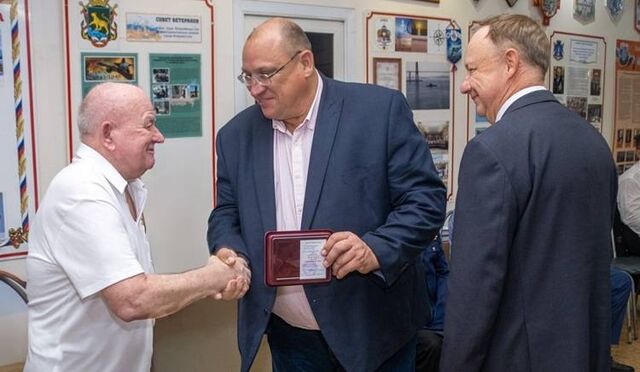 90-летнего ветерана FESCO наградили к 80-летию Победы - Пресс-поток - Приморье24 Информационное агентство, последние новости Владивостока и Приморского края, 18.09.2025