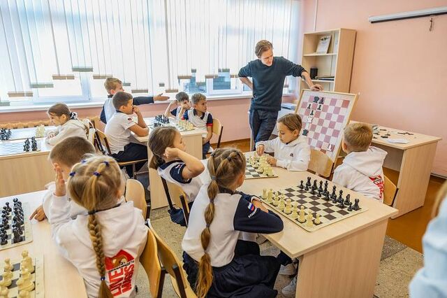 Более тысячи школьников Владивостока учатся играть в шахматы - Пресс-поток - Приморье24 Информационное агентство, последние новости Владивостока и Приморского края, 24.10.2025