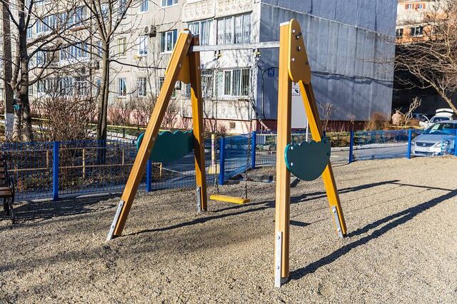 Двор на Адмирала Кузнецова преображается: установлена спортивная площадка - Пресс-поток - Приморье24 Информационное агентство, последние новости Владивостока и Приморского края, 14.11.2025