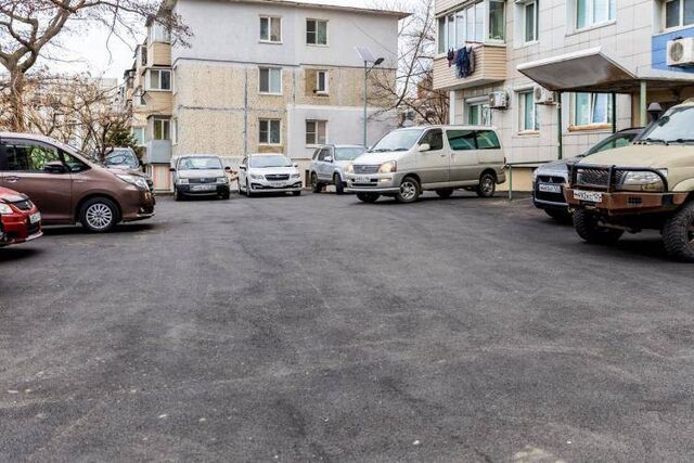 Асфальт укладывают на улице Острякова во Владивостоке - Пресс-поток - Приморье24 Информационное агентство, последние новости Владивостока и Приморского края, 19.11.2025