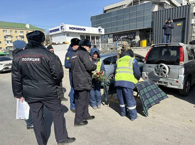 Более 500 протоколов и 4 тысячи изъятых цветов: итоги рейда против нелегальной торговли во Владивостоке - Пресс-поток - Приморье24 Информационное агентство, последние новости Владивостока и Приморского края, 10.03.2026