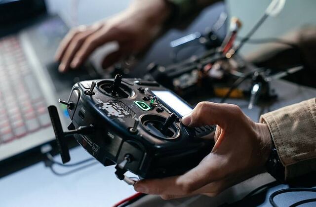 Школьников Приморья приглашают на каникулы в «полет»: стартуют бесплатные мастер-классы по управлению дронами - Пресс-поток - Приморье24 Информационное агентство, последние новости Владивостока и Приморского края, 27.03.2026