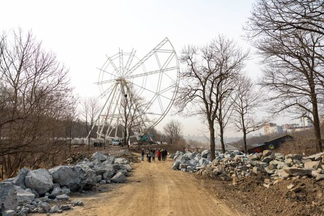 В парке Минного городка во Владивостоке устанавливают новые аттракционы - Пресс-поток - Приморье24 Информационное агентство, последние новости Владивостока и Приморского края, 16.04.2026