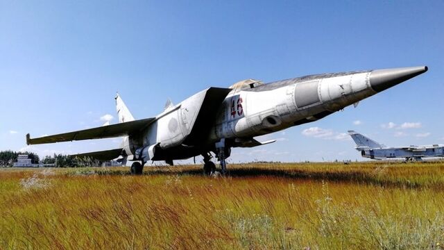 Истребитель МиГ-25 «Валентин Сугрин», замеченный в Новоусманском районе, перевезли на аэродром Борщево. Он станет одним из экспонатов будущего музея авиации в Хохольском районе. - Новости Воронежа | РИА «Воронеж», 03.07.2025