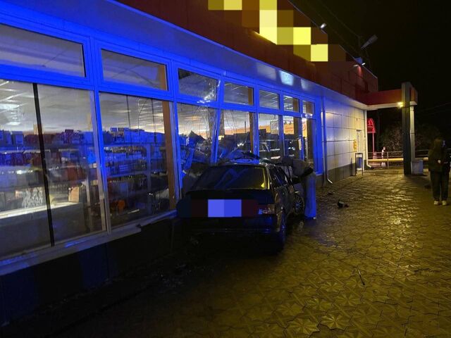 Начинающий водитель въехал в витрину продуктового магазина в Гулькевичи Начинающий водитель въехал в витрину продуктового магазина в Гулькевичи - Краснодар, 31.10.2025