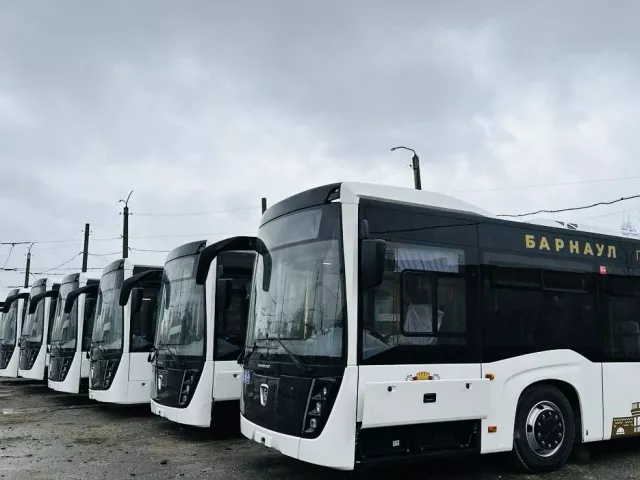 Новые автобусы, закупленные по инициативе губернатора Виктора Томенко, выйдут на обкатку в Барнауле - Вечерний Барнаул, 24.04.2024