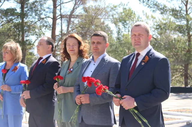 Возложение цветов в память жертвам Великой Отечественной войны прошло в Барнауле - Вечерний Барнаул, 08.05.2024