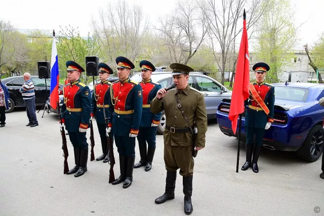 Концерты и парады у домов ветеранов прошли сегодня в Барнауле - Вечерний Барнаул, 08.05.2024