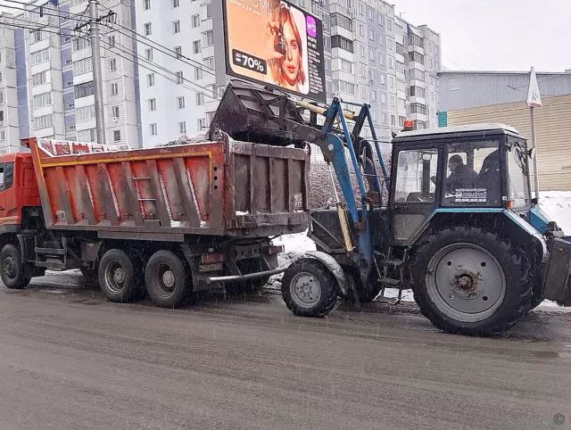 Больше 100 рабочих и 80 единиц техники сегодня очищают территорию Барнаула от снега - Вечерний Барнаул, 22.11.2024