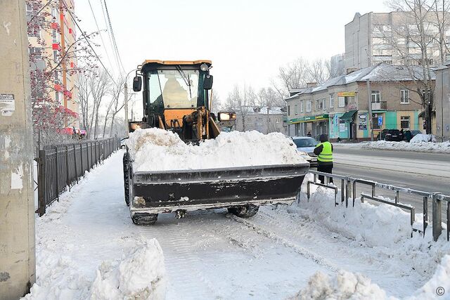 В Барнауле продолжают очищать от снега тротуары и подходы к пешеходным переходам - Вечерний Барнаул, 14.01.2025