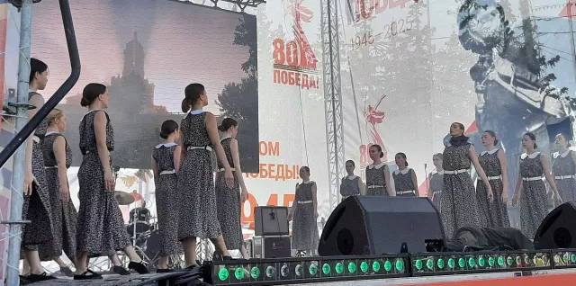 Праздничная программа проходит на площади Сахарова в Барнауле 9 Мая - Вечерний Барнаул, 09.05.2025
