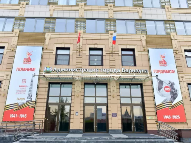 Копии Знамени Победы подняли на флагштоках зданий Барнаула - Вечерний Барнаул, 09.05.2025