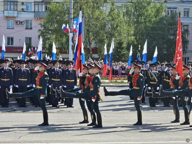 В столице Алтайского края проходит торжественное шествие войск Барнаульского гарнизона - Вечерний Барнаул, 09.05.2025