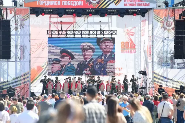 Публикуем большой фоторепортаж празднования 9 Мая в Барнауле - Вечерний Барнаул, 10.05.2025