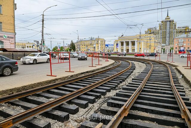 В Барнауле на площади Октября проводят монтаж рельсошпальной решётки - Вечерний Барнаул, 17.05.2025