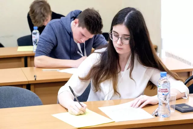 Почти четыре тысячи барнаульских одиннадцатиклассников сдают ЕГЭ по русскому языку - Вечерний Барнаул, 30.05.2025