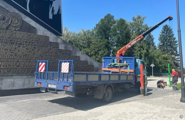 Плиточное покрытие частично заменят на стеле «Город трудовой доблести» в Барнауле - Вечерний Барнаул, 14.07.2025