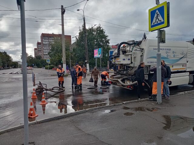 В Барнауле устраняют коммунальную аварию на пересечении проспектов Социалистического и Строителей В Барнауле устраняют коммунальную аварию на пересечении проспектов Социалистического и Строителей - Вечерний Барнаул, 10.08.2025