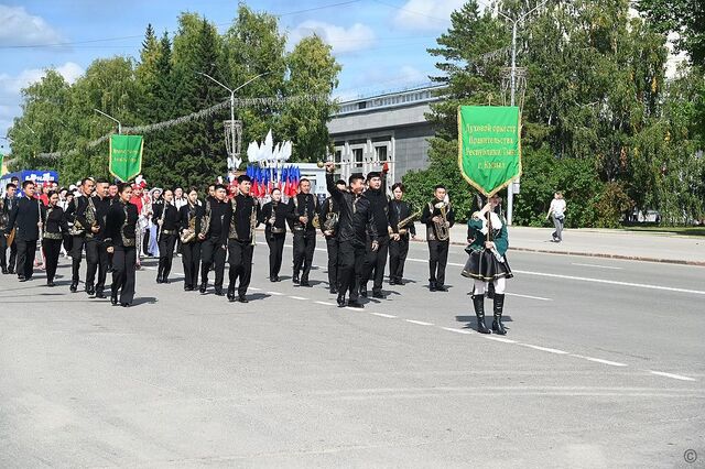 Тысячи барнаульцев пришли посмотреть плац-концерт духовых оркестров на площади Сахарова - Вечерний Барнаул, 30.08.2025
