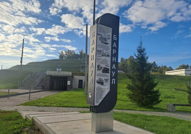 В Барнауле возле Нагорного парка установили стелу, посвящённую истории развития транспортной системы города - Вечерний Барнаул, 15.09.2025
