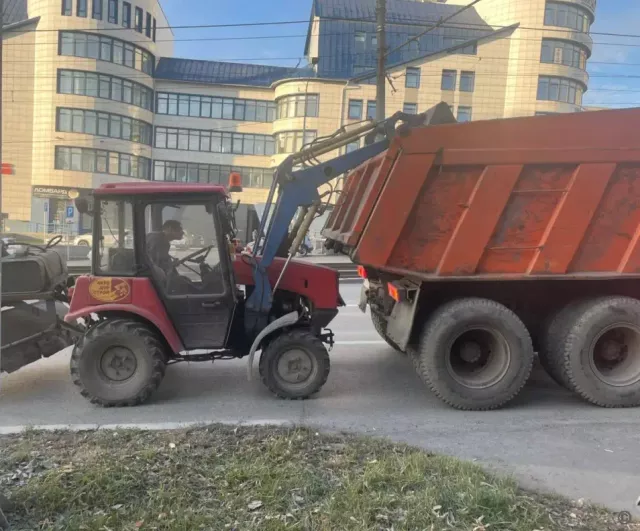 Барнаульские дорожники очищают проезжие части от листвы и мусора - Вечерний Барнаул, 23.10.2025