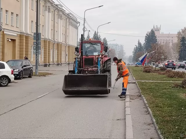 Чистоте остановочных павильонов и урн вдоль дорог и тротуаров уделяют особое внимание в «чистый четверг» в Барнауле Чистоте остановочных павильонов и урн вдоль дорог и тротуаров уделяют особое внимание в «чистый четверг» в Барнауле - Вечерний Барнаул, 30.10.2025