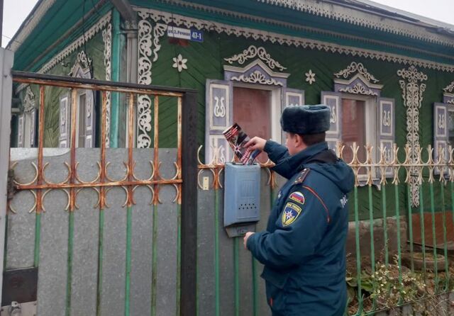 Противопожарные рейды прошли в частном секторе Барнаула, где живут пожилые граждане - Вечерний Барнаул, 04.11.2025