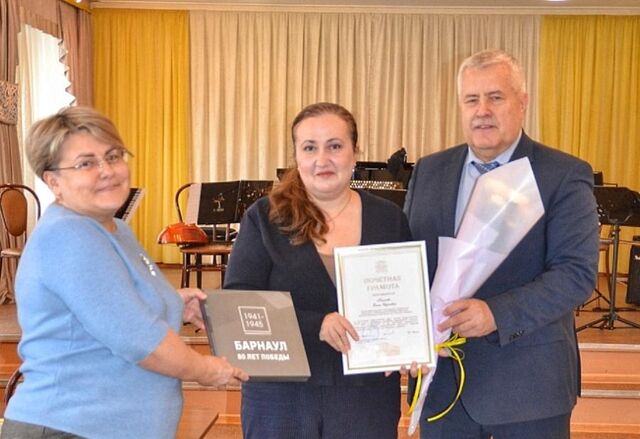 В Барнауле наградили преподавателей детской музыкальной школы - Вечерний Барнаул, 05.11.2025