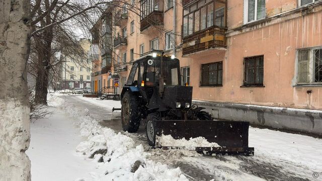 В Барнауле проводят работы по очистке улиц от снега - Вечерний Барнаул, 12.11.2025