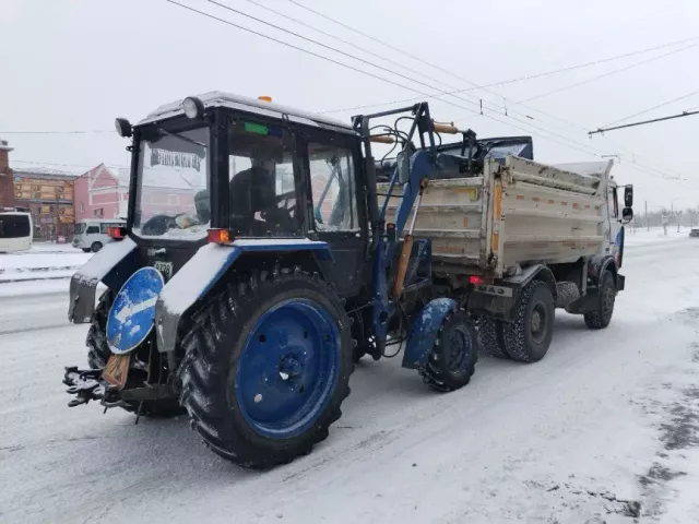 Почти сто рабочих и больше 90 единиц зимней техники очищают улицы Барнаула от снега 23 февраля - Вечерний Барнаул, 23.02.2026