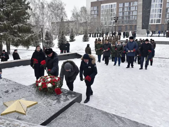 Память героев почтили в Барнауле на Мемориале Славы в День защитника Отечества - Вечерний Барнаул, 23.02.2026